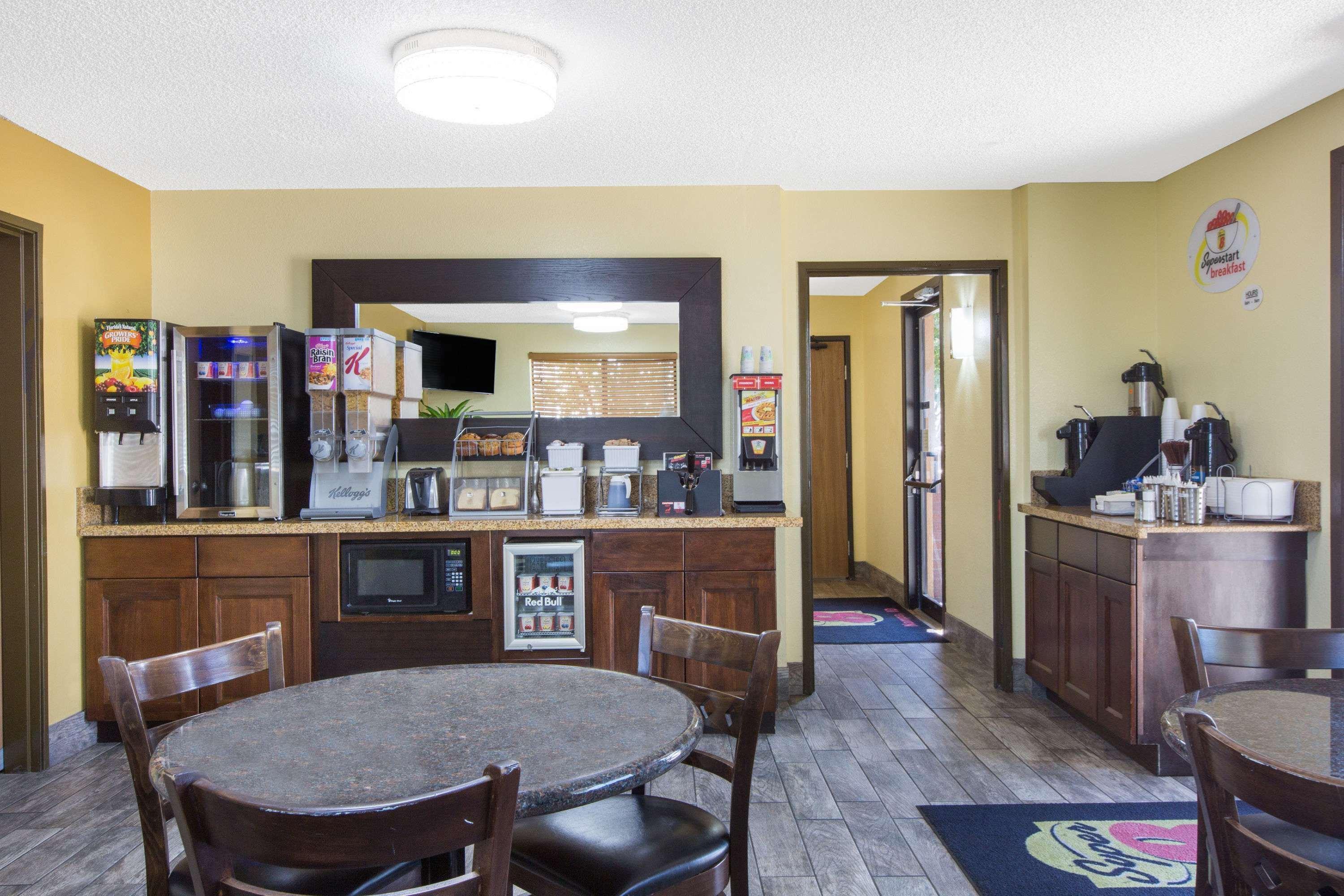 Super 8 By Wyndham Nampa Hotel Екстериор снимка