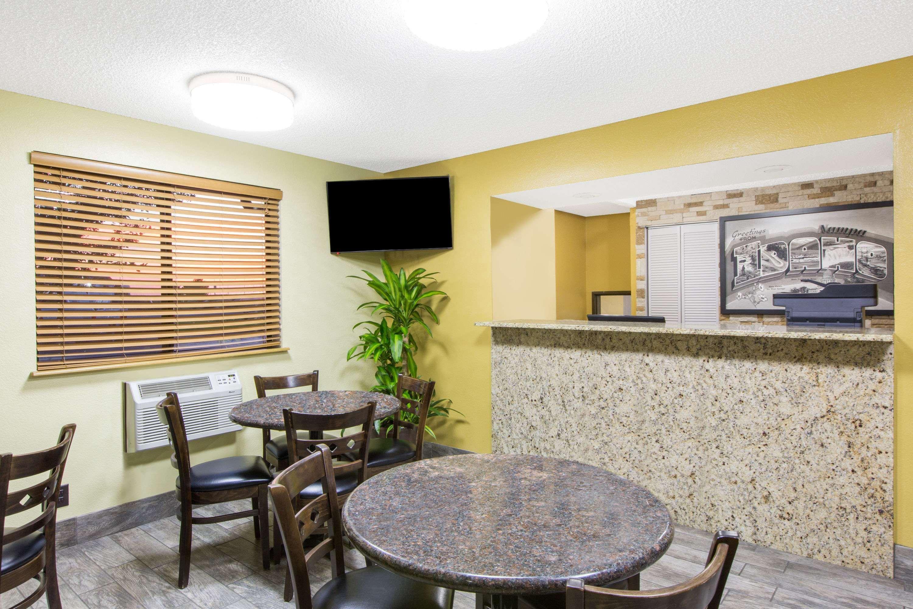 Super 8 By Wyndham Nampa Hotel Екстериор снимка