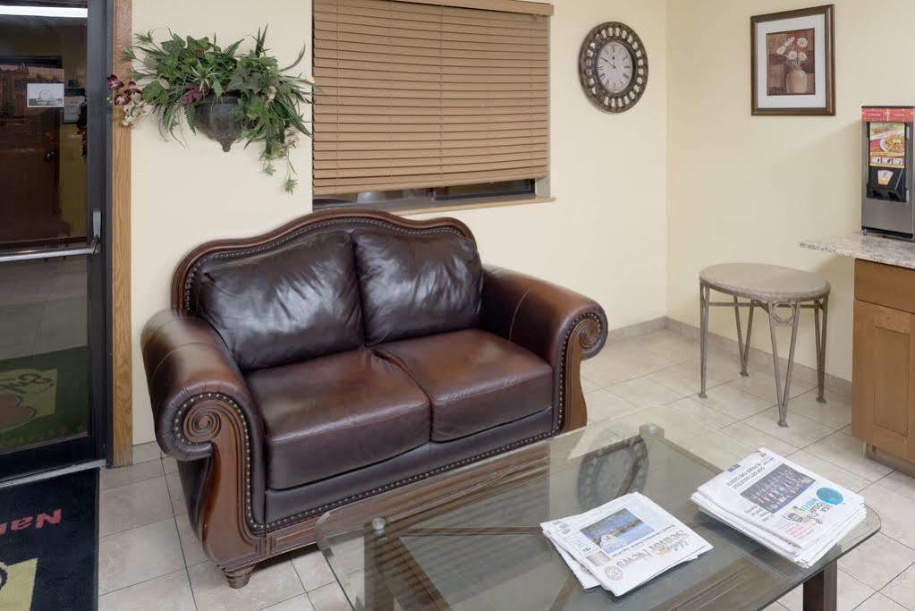 Super 8 By Wyndham Nampa Hotel Екстериор снимка